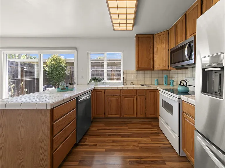 1811 Queen Victoria Way — Photo 4