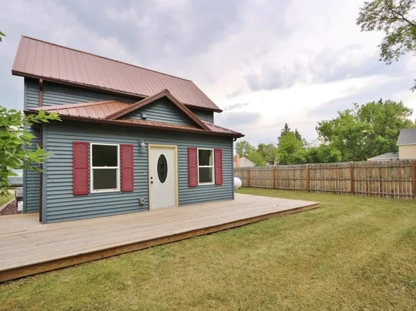 305 State St, Rolette, ND 58366