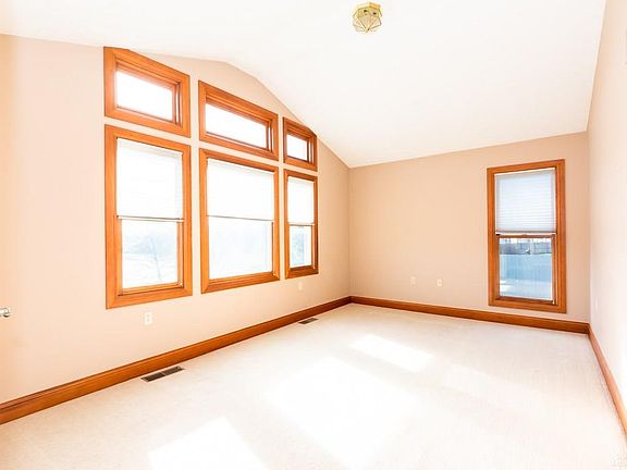 5th image of 670 Primrose Ln