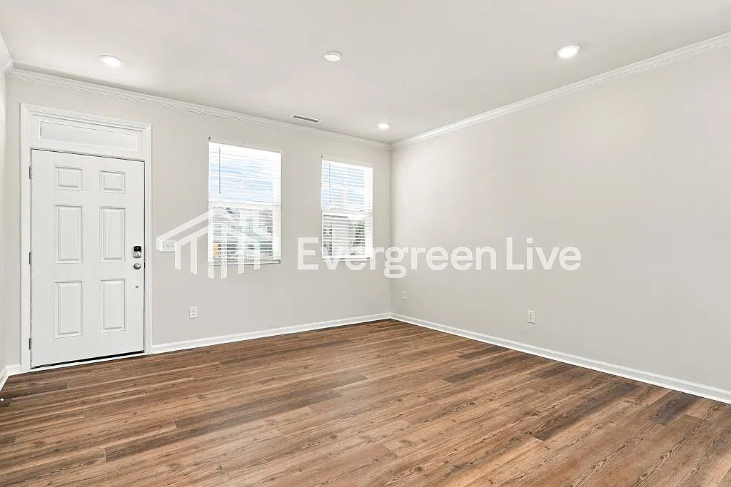 4 bed, 3.0 bath, 2427 sqft, $2,240 — Photo 3