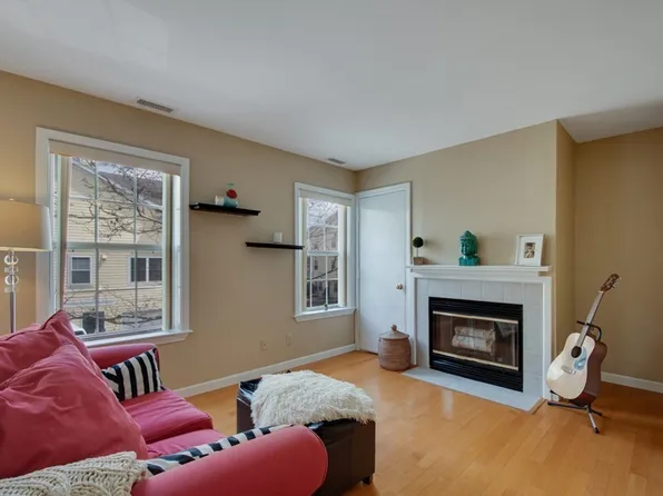 704 Gazebo Cir #704, Reading, MA 01867