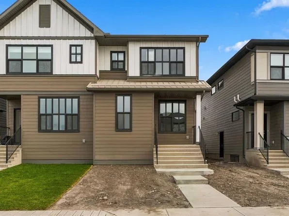 676 SW Rowmont Blvd NW, Calgary, AB T3L 0J2