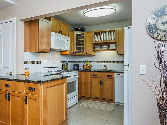 3rd image of 2876 Lincolnshire Ln SE