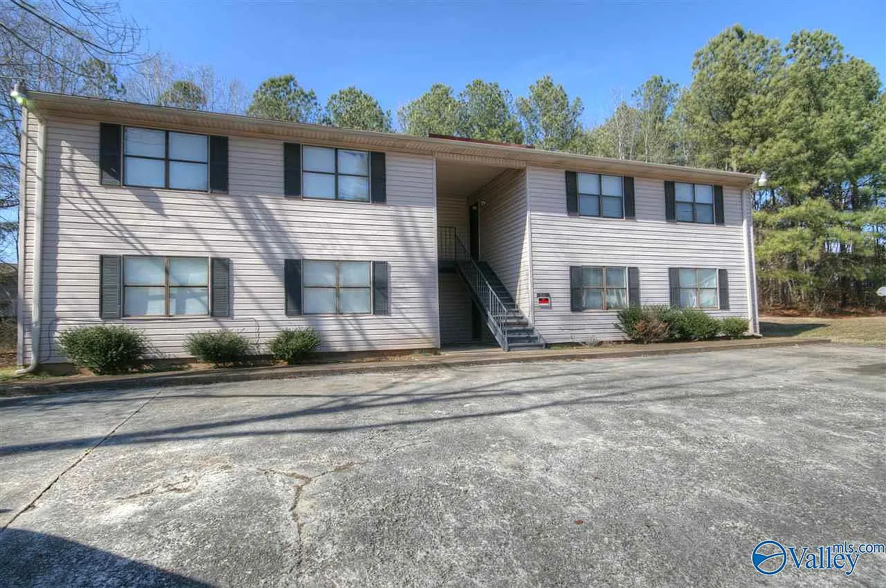 2 bed, 1.0 bath, 808 sqft, $895 — Photo 1