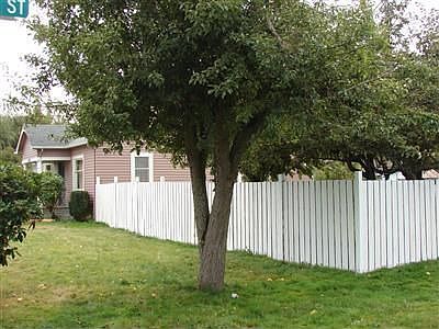 Large fully fenced yard w/gates