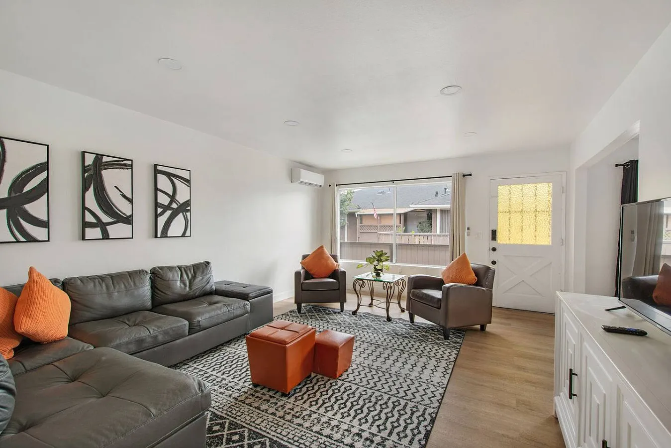 2 bed, 975 sqft, $4,500 — Photo 1