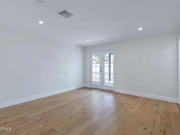 551 W 17th Pl — Photo 14