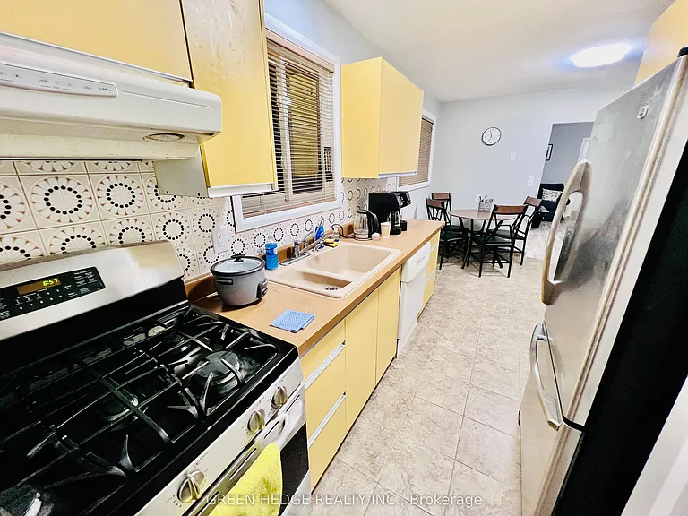 34 Stanley Ave — Photo 8