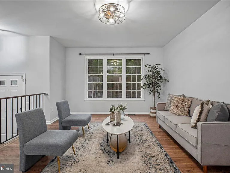 10108 Ebenshire Ct — Photo 3