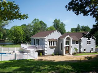 885 Hoop Pole Rd, Guilford, CT 06437