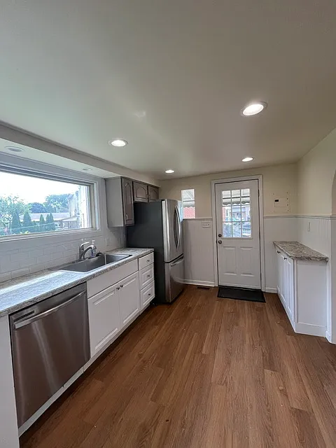 3 bed, 1.5 bath, 2300 sqft, $2,500 — Photo 2