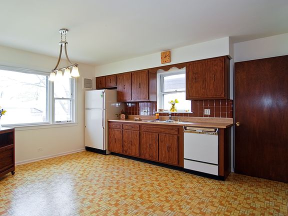 3rd image of 8437 Saint Louis Ave