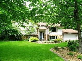 4300 Camelot Dr, Minnetonka, MN 55345