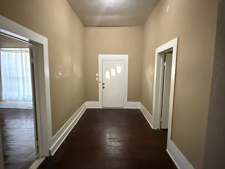 214 Yeates St — Photo 2