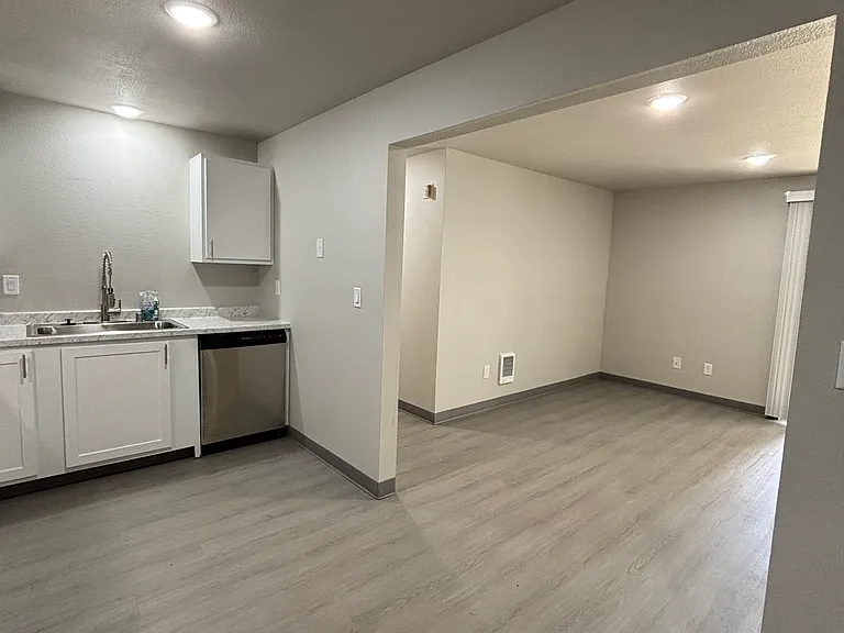 Chambers Crest Apartments — Photo 33