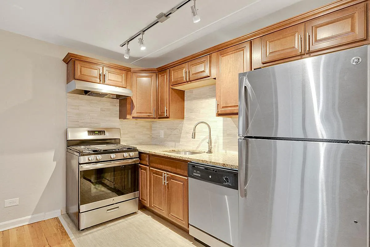 Logan Terrace — Photo 3