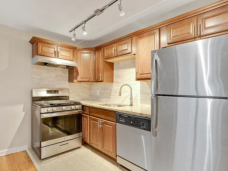 15 N Logan St — Photo 3