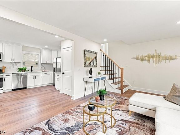 4th image of 1781 Park St