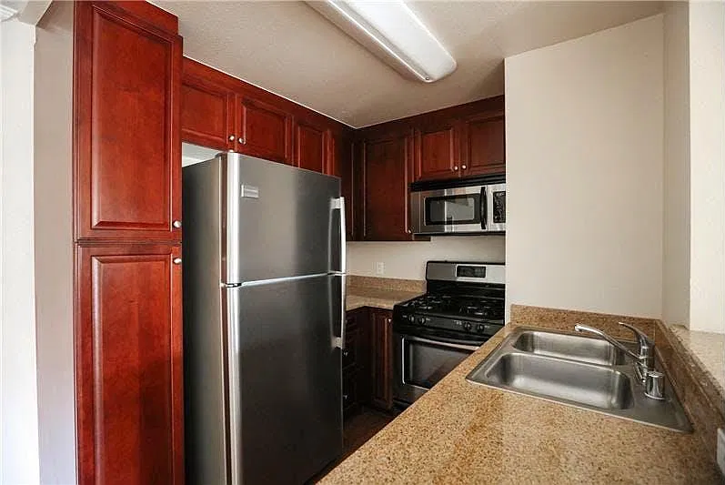 5550 Owensmouth Ave — Photo 3