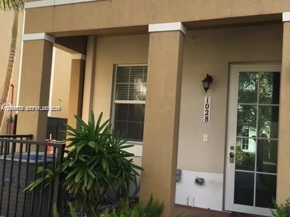 1028 SW 147th Ave, Pembroke Pines, FL