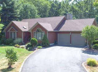 7 Sleepy Hollow Rd, Dartmouth, MA 02747