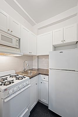 5th image of 347 W 55th St APT 7G