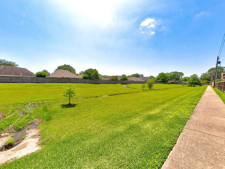 402 Live Oak Ln — Photo 32
