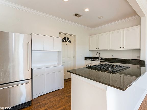 3rd image of 3839 N Western Ave Unit 301