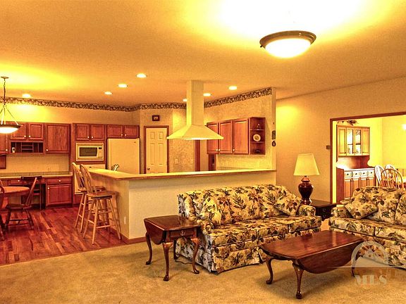 5th image of 415 Sir Arthur Dr