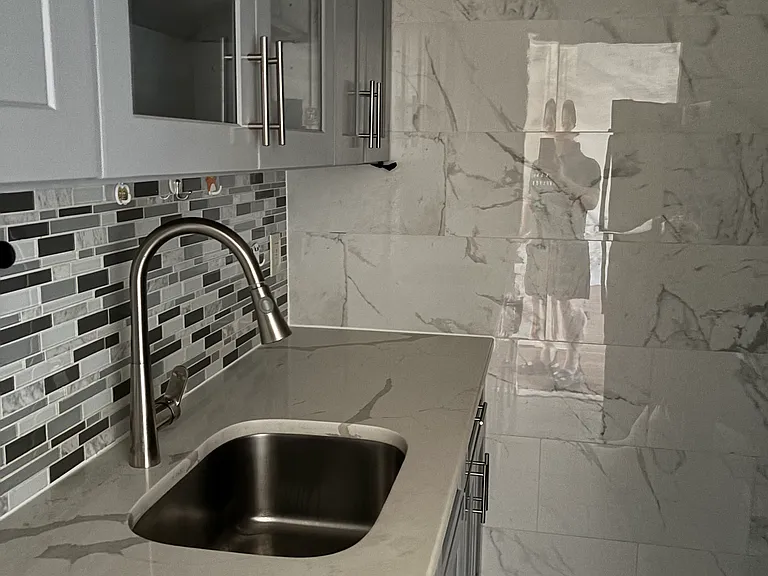 896 Longwood Ave — Photo 3