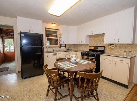 3rd image of 1124 Hyrne Ave