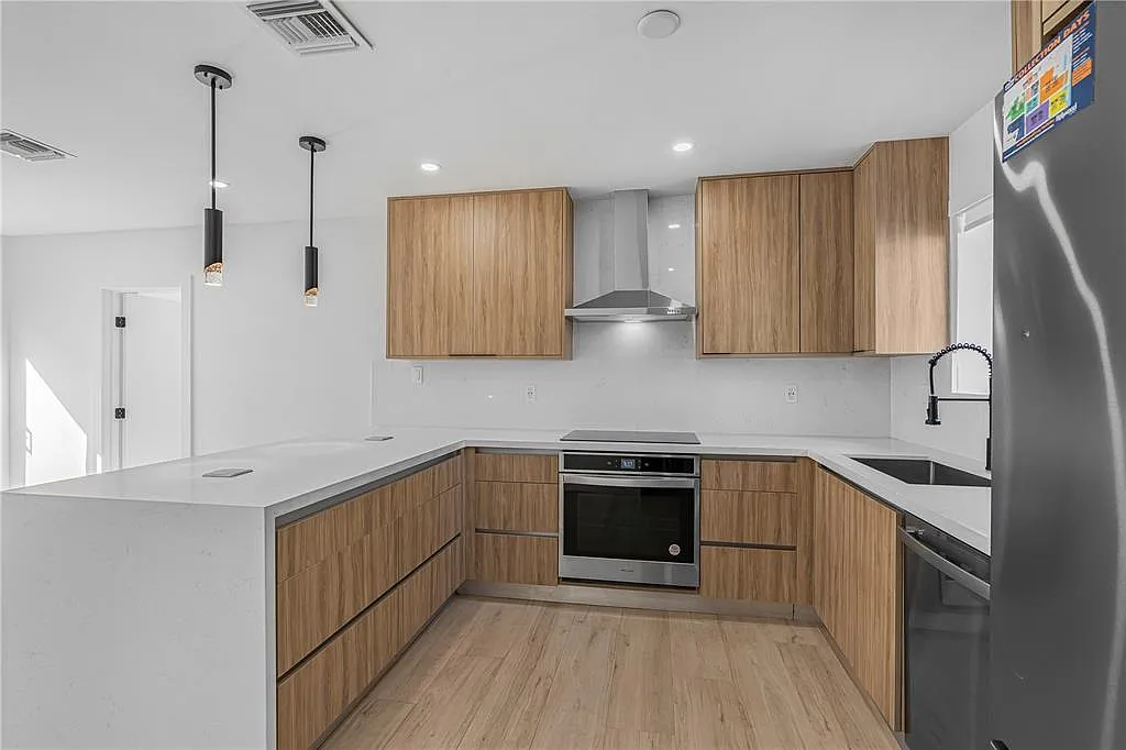 4 bed, 1600 sqft, $4,400 — Photo 1