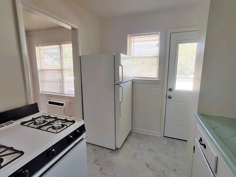 5725 Martel Ave #C — Photo 8