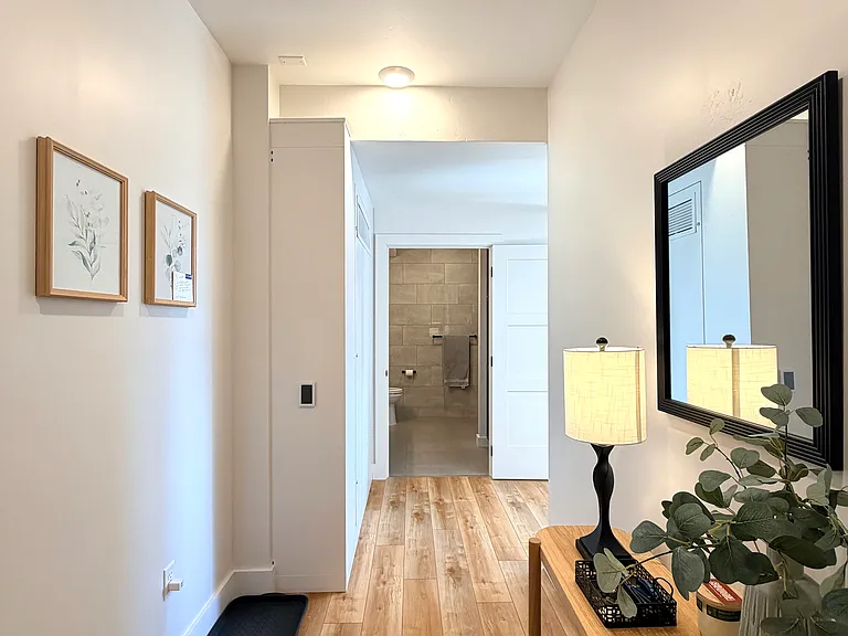 138 E — Photo 23