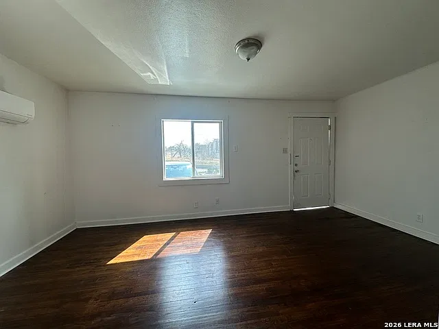 417 Eleanor Ave — Photo 3