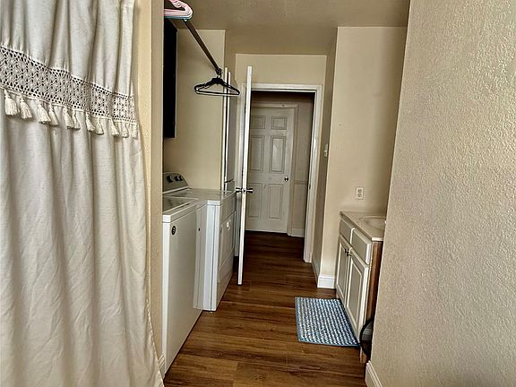 5th image of 402 Lloyds Ln