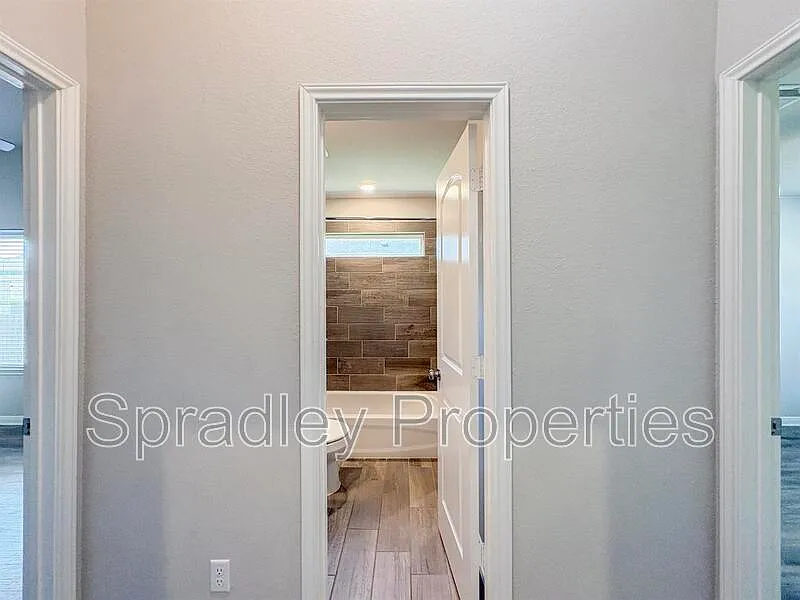 4 bed, 3.0 bath, 3006 sqft, $2,600 — Photo 3