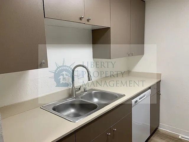 1041 S Hutchins St #3 — Photo 5