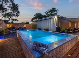 302 Palmetto Ave, Rockport, TX 78382