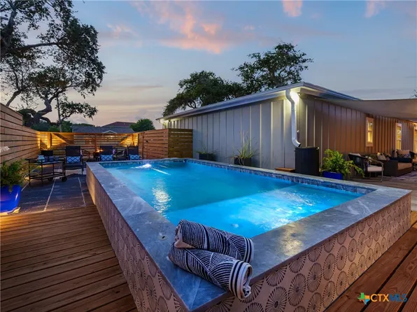 302 Palmetto Ave, Rockport, TX 78382