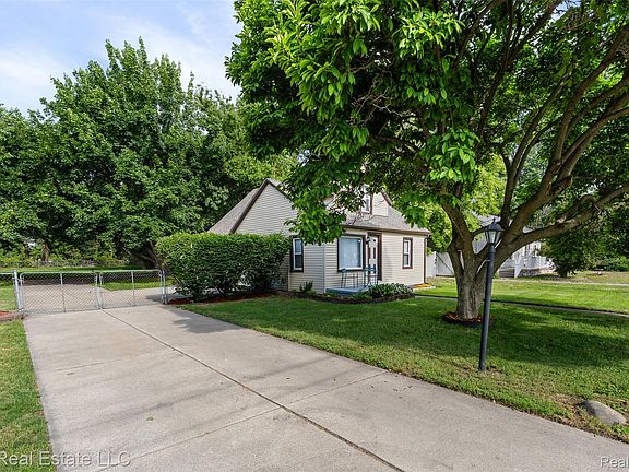 2nd image of 27073 Gilbert Dr