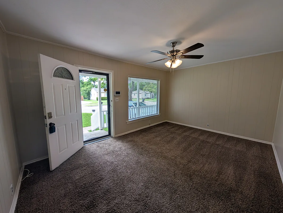 Building Photo - 1605 Maple Dr