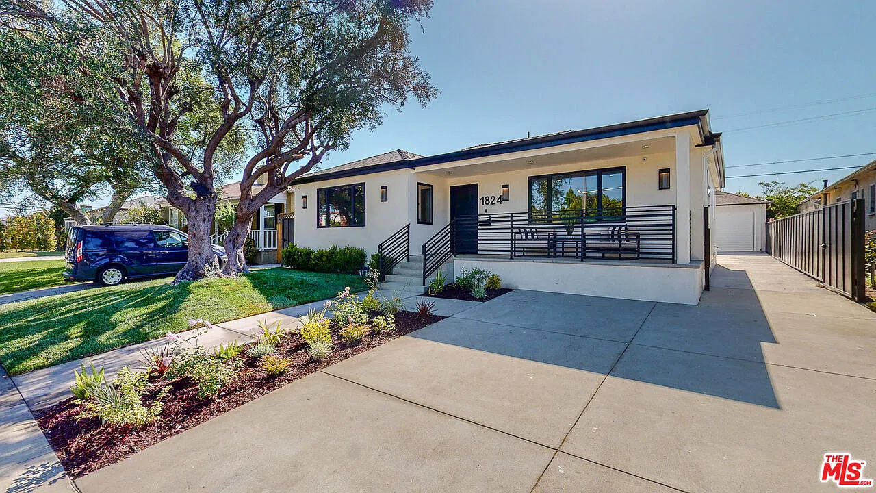 3 bed, 3.5 bath, 2190 sqft, $7,990 — Photo 3