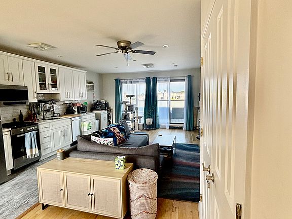 4th image of 20-50 29th St Unit Penthouse