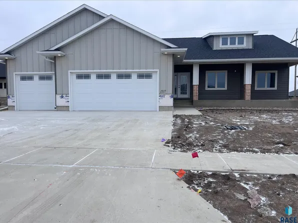 1517 W River Bend St, Brandon, SD 57005