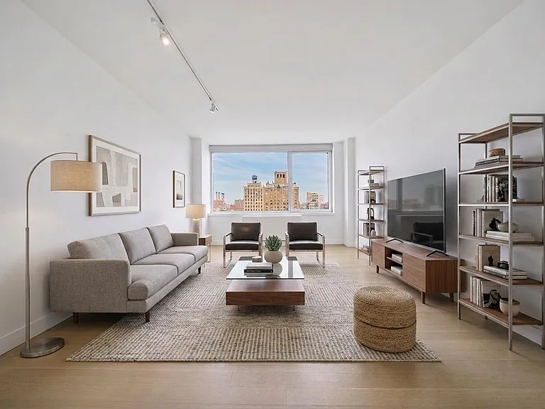 200 E 11th St #Penthouse 1 — Photo 1