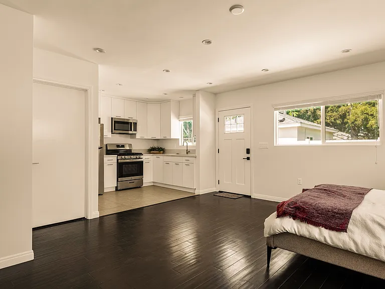 15233 Camarillo St #2 — Photo 6