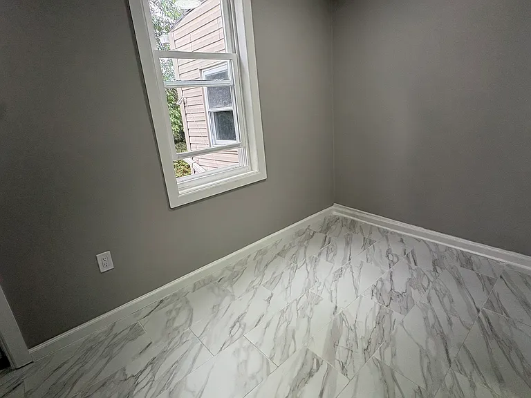 125-127 Redwood Ave #22 — Photo 4