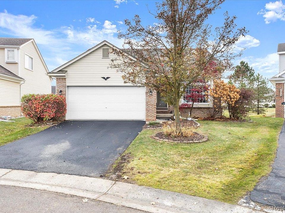 1st image of 28673 Bayberry Ct E #11