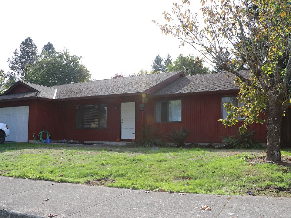 Front yard, nice culda-sac, lots of parking